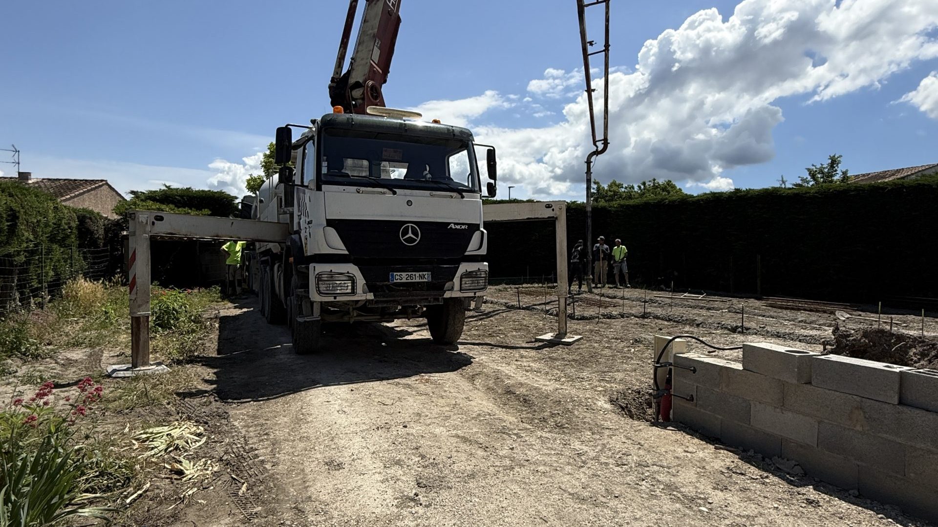 Toupie et pompe pour couler des fondations.