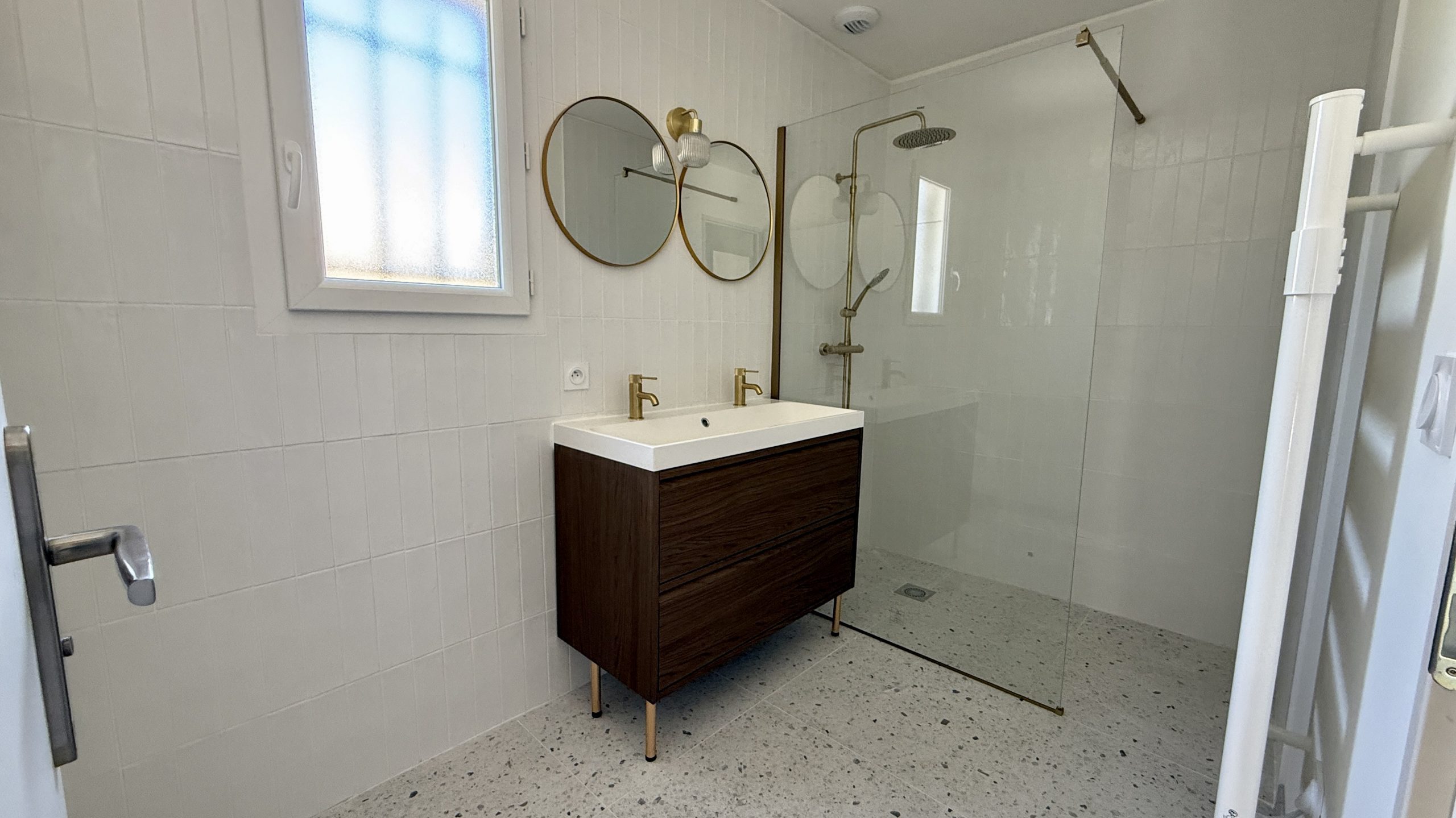 Zellige blanc, robinetterie couleur Or Carreau grand format type Terrazzo.