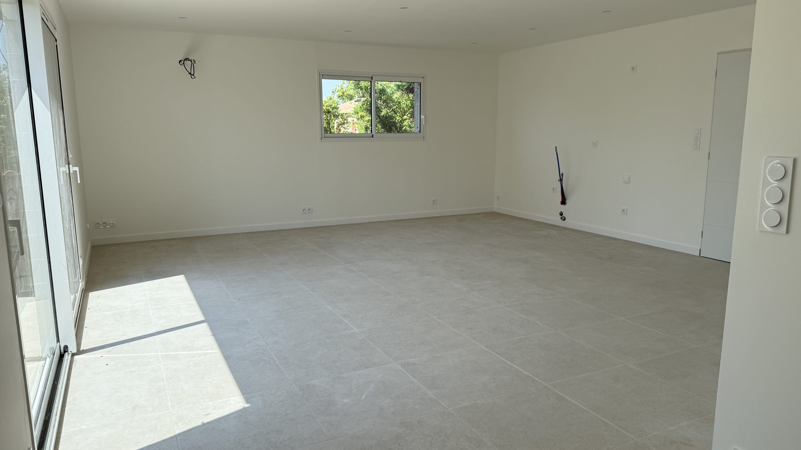 Carreau grand format, baie coulissante.