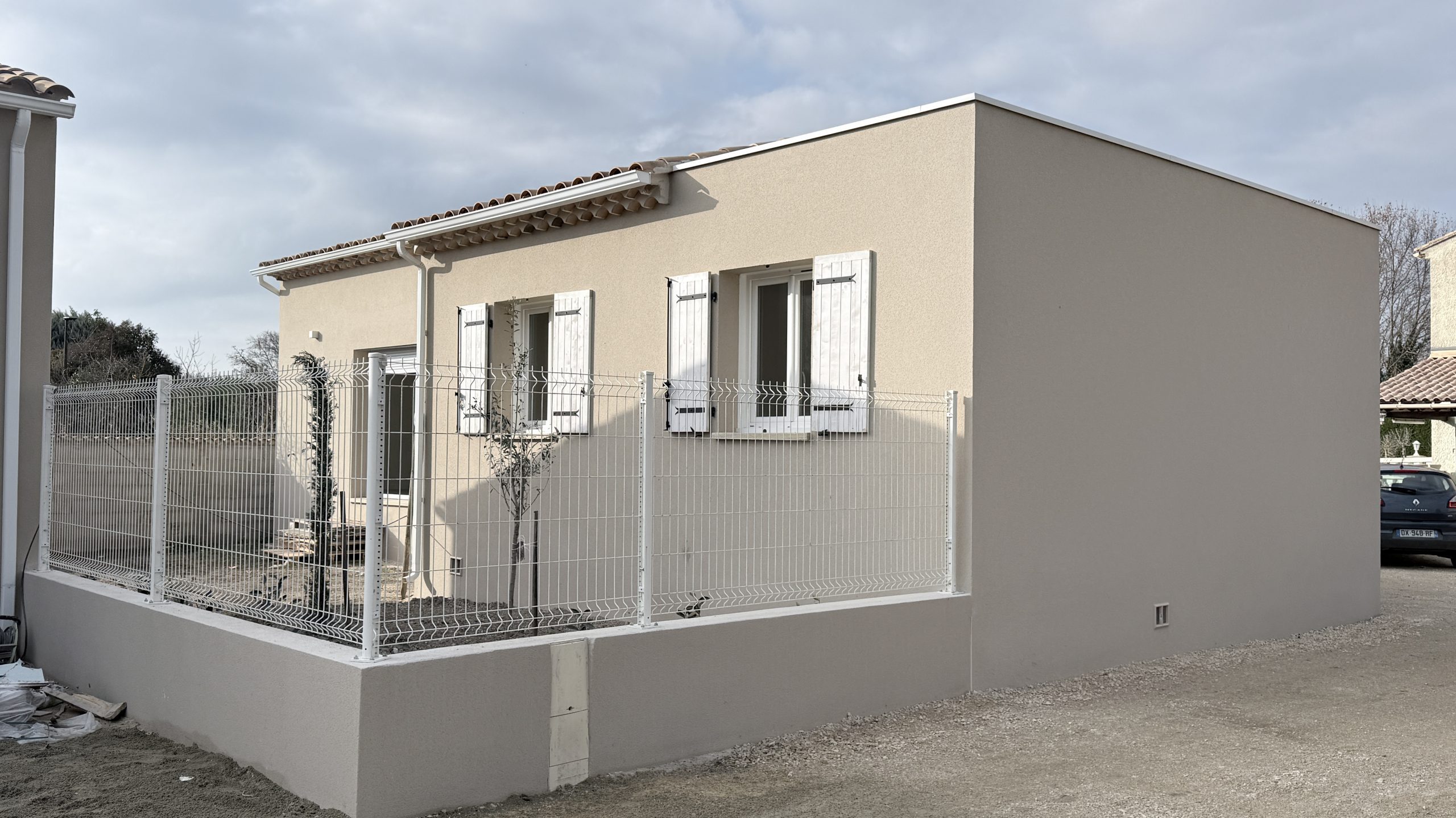 Pose de la clôture sur le muret.