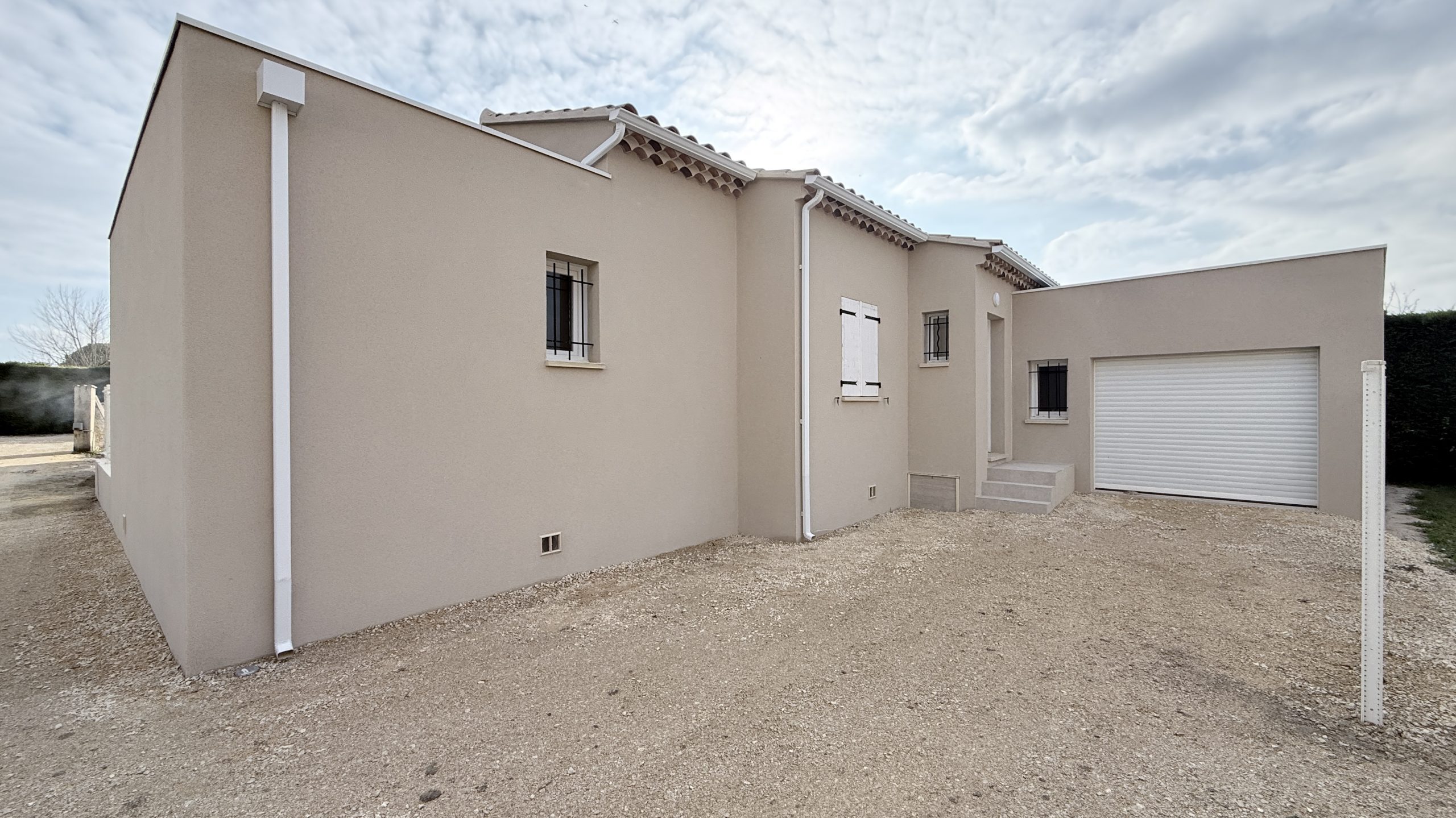 Pose des gouttières alu sur mesure.